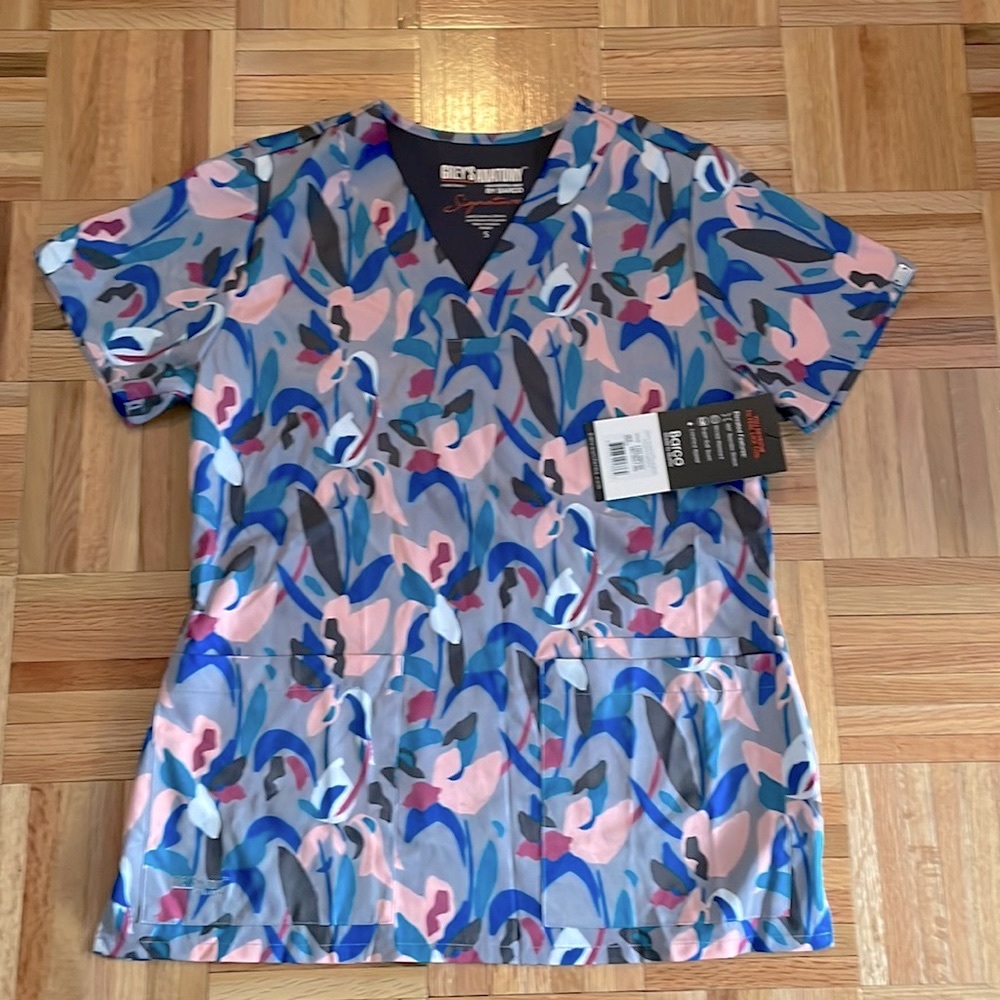 Brand new, super soft and silky scrub top by Grey’s Anatomy, size small.